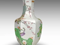 An imposing chinese qianjiangcai 'birds amongst flower branches' facetted vase, republic period, h 66 cm - afbeelding 2 van  8