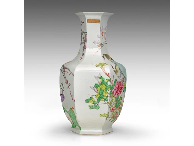 An imposing chinese qianjiangcai 'birds amongst flower branches' facetted vase, republic period, h 66 cm - afbeelding 3 van  8