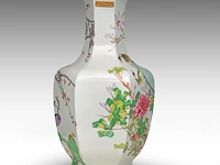 An imposing chinese qianjiangcai 'birds amongst flower branches' facetted vase, republic period, h 66 cm - afbeelding 3 van  8