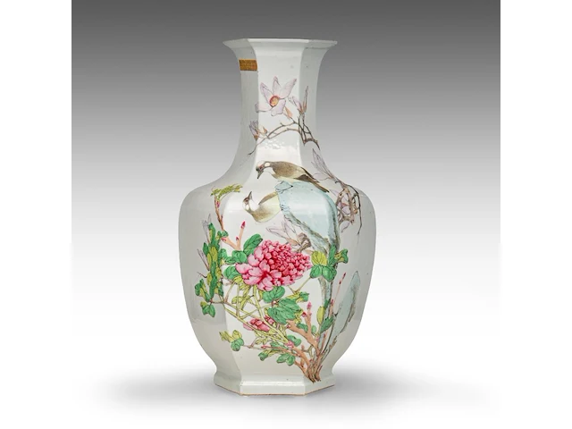 An imposing chinese qianjiangcai 'birds amongst flower branches' facetted vase, republic period, h 66 cm - afbeelding 4 van  8
