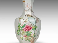 An imposing chinese qianjiangcai 'birds amongst flower branches' facetted vase, republic period, h 66 cm - afbeelding 4 van  8