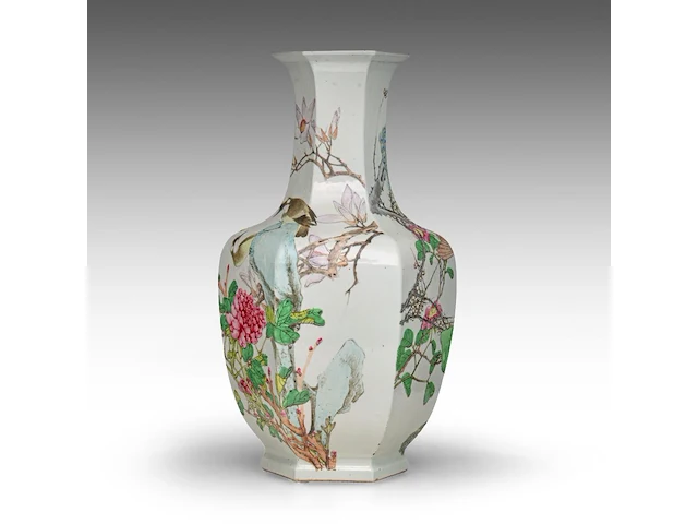 An imposing chinese qianjiangcai 'birds amongst flower branches' facetted vase, republic period, h 66 cm - afbeelding 5 van  8