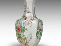 An imposing chinese qianjiangcai 'birds amongst flower branches' facetted vase, republic period, h 66 cm - afbeelding 5 van  8