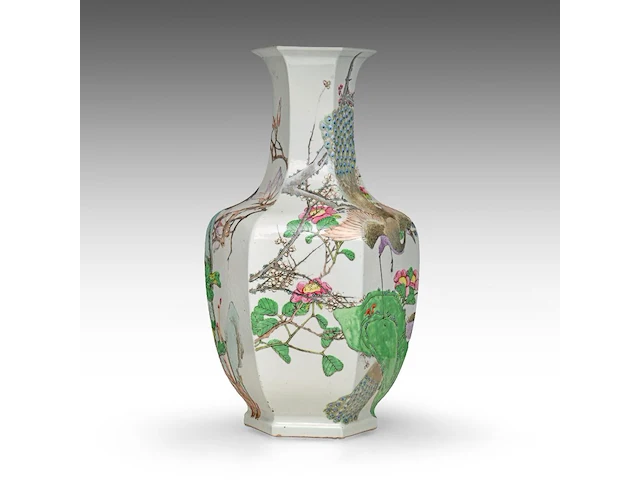 An imposing chinese qianjiangcai 'birds amongst flower branches' facetted vase, republic period, h 66 cm - afbeelding 6 van  8