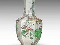 An imposing chinese qianjiangcai 'birds amongst flower branches' facetted vase, republic period, h 66 cm - afbeelding 6 van  8