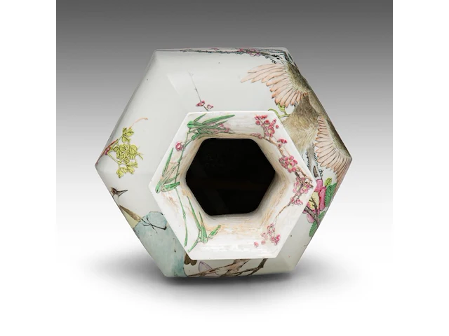 An imposing chinese qianjiangcai 'birds amongst flower branches' facetted vase, republic period, h 66 cm - afbeelding 7 van  8