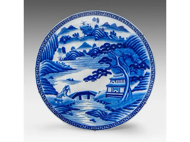 An imposing japanese arita 'mountainous landscape' large plate, meiji, ø 60 cm - afbeelding 1 van  2