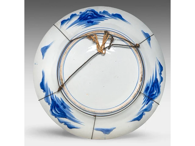 An imposing japanese arita 'mountainous landscape' large plate, meiji, ø 60 cm - afbeelding 2 van  2