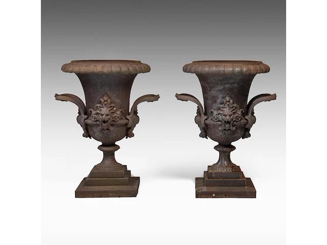 An imposing pair of cast iron medici-type garden vases 110 x 85 cm. (43.31 x 33.46 in.) - afbeelding 1 van  6