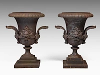 An imposing pair of cast iron medici-type garden vases 110 x 85 cm. (43.31 x 33.46 in.)