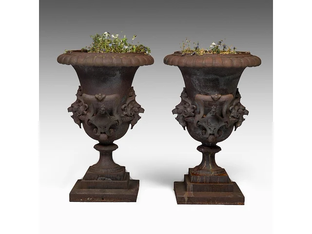 An imposing pair of cast iron medici-type garden vases 110 x 85 cm. (43.31 x 33.46 in.) - afbeelding 2 van  6