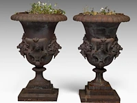 An imposing pair of cast iron medici-type garden vases 110 x 85 cm. (43.31 x 33.46 in.) - afbeelding 2 van  6