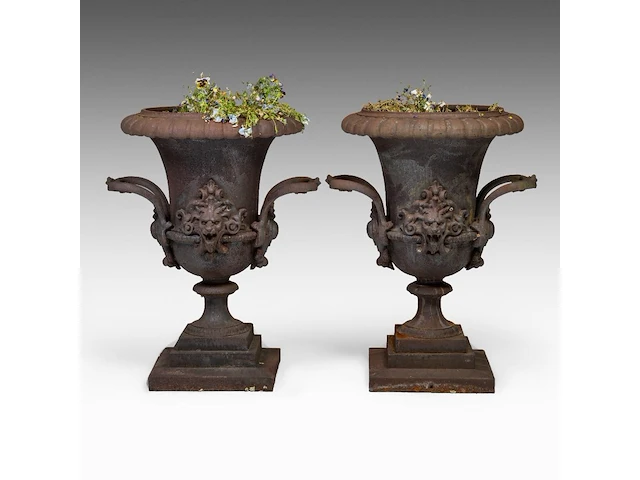 An imposing pair of cast iron medici-type garden vases 110 x 85 cm. (43.31 x 33.46 in.) - afbeelding 3 van  6