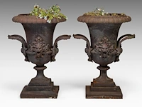An imposing pair of cast iron medici-type garden vases 110 x 85 cm. (43.31 x 33.46 in.) - afbeelding 3 van  6