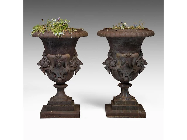 An imposing pair of cast iron medici-type garden vases 110 x 85 cm. (43.31 x 33.46 in.) - afbeelding 4 van  6