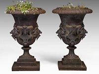 An imposing pair of cast iron medici-type garden vases 110 x 85 cm. (43.31 x 33.46 in.) - afbeelding 4 van  6