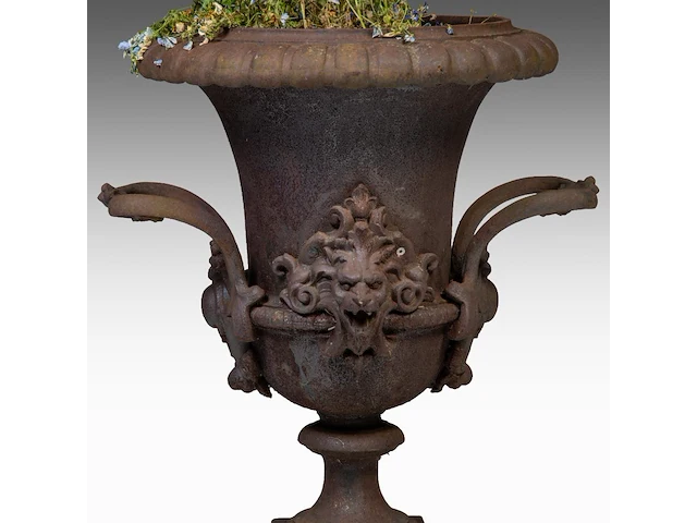 An imposing pair of cast iron medici-type garden vases 110 x 85 cm. (43.31 x 33.46 in.) - afbeelding 5 van  6