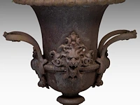 An imposing pair of cast iron medici-type garden vases 110 x 85 cm. (43.31 x 33.46 in.) - afbeelding 5 van  6
