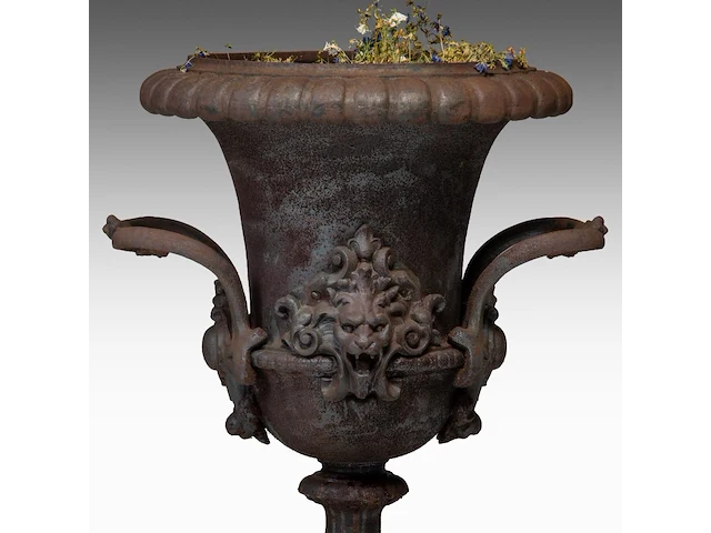 An imposing pair of cast iron medici-type garden vases 110 x 85 cm. (43.31 x 33.46 in.) - afbeelding 6 van  6