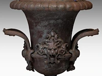 An imposing pair of cast iron medici-type garden vases 110 x 85 cm. (43.31 x 33.46 in.) - afbeelding 6 van  6