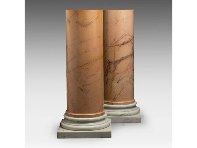 An imposing pair of yellow sienna and carrara marble columns 119 cm. (46.85 in.) - afbeelding 1 van  7