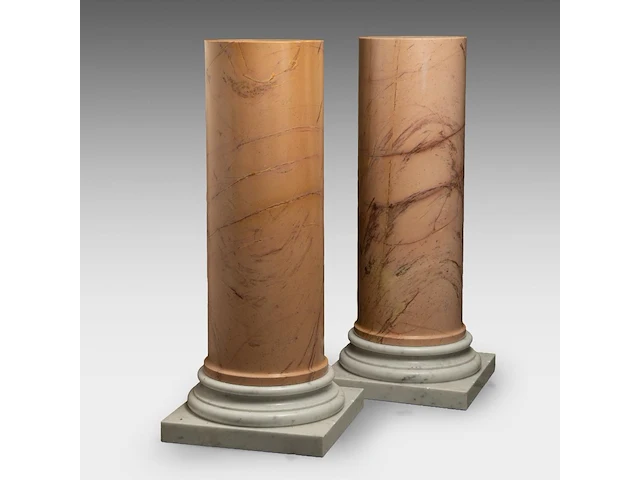 An imposing pair of yellow sienna and carrara marble columns 119 cm. (46.85 in.) - afbeelding 2 van  7