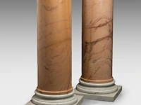 An imposing pair of yellow sienna and carrara marble columns 119 cm. (46.85 in.) - afbeelding 2 van  7
