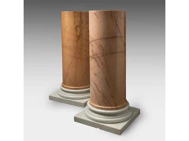 An imposing pair of yellow sienna and carrara marble columns 119 cm. (46.85 in.) - afbeelding 3 van  7