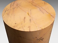 An imposing pair of yellow sienna and carrara marble columns 119 cm. (46.85 in.) - afbeelding 6 van  7
