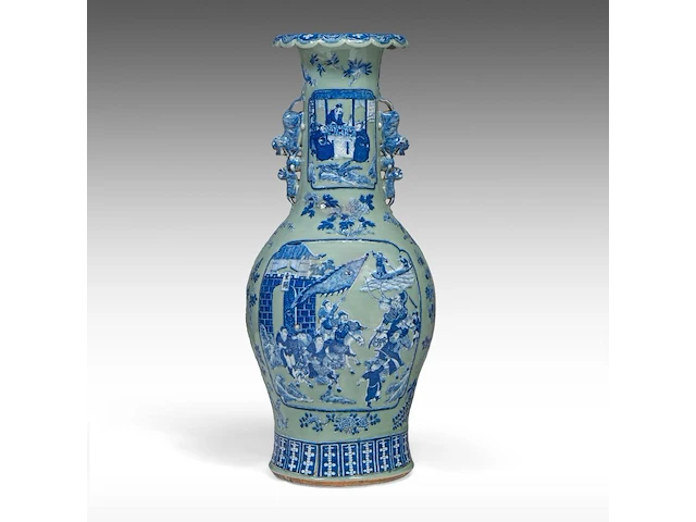 An impressive chinese blue and white on celadon ground 'battle scenes' vase, paired with recumbent lion handles, 19thc, h 86 cm - afbeelding 1 van  6