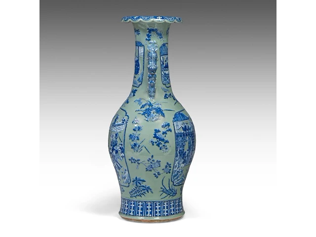An impressive chinese blue and white on celadon ground 'battle scenes' vase, paired with recumbent lion handles, 19thc, h 86 cm - afbeelding 2 van  6
