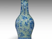 An impressive chinese blue and white on celadon ground 'battle scenes' vase, paired with recumbent lion handles, 19thc, h 86 cm - afbeelding 2 van  6