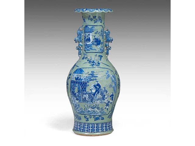 An impressive chinese blue and white on celadon ground 'battle scenes' vase, paired with recumbent lion handles, 19thc, h 86 cm - afbeelding 3 van  6