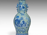 An impressive chinese blue and white on celadon ground 'battle scenes' vase, paired with recumbent lion handles, 19thc, h 86 cm - afbeelding 3 van  6