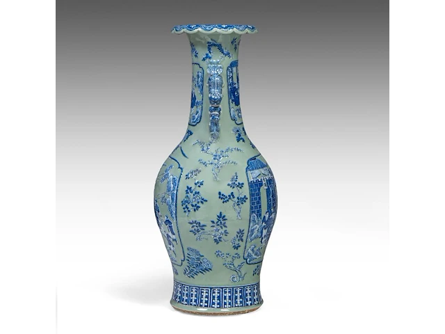 An impressive chinese blue and white on celadon ground 'battle scenes' vase, paired with recumbent lion handles, 19thc, h 86 cm - afbeelding 4 van  6