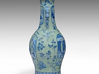 An impressive chinese blue and white on celadon ground 'battle scenes' vase, paired with recumbent lion handles, 19thc, h 86 cm - afbeelding 4 van  6
