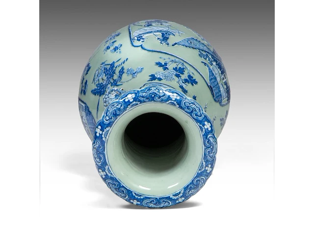An impressive chinese blue and white on celadon ground 'battle scenes' vase, paired with recumbent lion handles, 19thc, h 86 cm - afbeelding 5 van  6