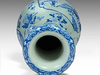 An impressive chinese blue and white on celadon ground 'battle scenes' vase, paired with recumbent lion handles, 19thc, h 86 cm - afbeelding 5 van  6