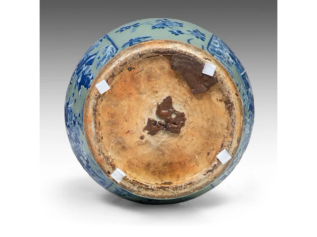 An impressive chinese blue and white on celadon ground 'battle scenes' vase, paired with recumbent lion handles, 19thc, h 86 cm - afbeelding 6 van  6