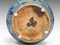 An impressive chinese blue and white on celadon ground 'battle scenes' vase, paired with recumbent lion handles, 19thc, h 86 cm - afbeelding 6 van  6