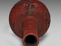 An impressive chinese carved cinnabar lacquer globular tianqiuping vase, qing dynasty (18thc/19thc), h 59,5 cm - afbeelding 5 van  6