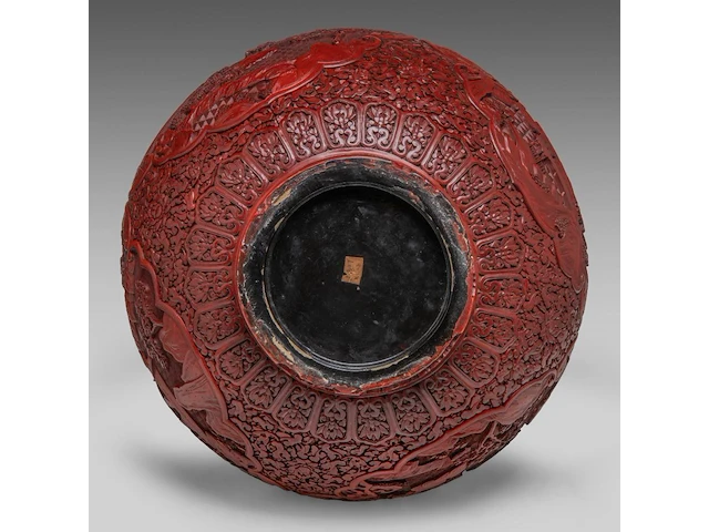 An impressive chinese carved cinnabar lacquer globular tianqiuping vase, qing dynasty (18thc/19thc), h 59,5 cm - afbeelding 6 van  6