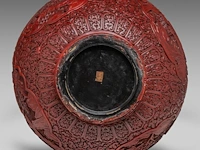 An impressive chinese carved cinnabar lacquer globular tianqiuping vase, qing dynasty (18thc/19thc), h 59,5 cm - afbeelding 6 van  6