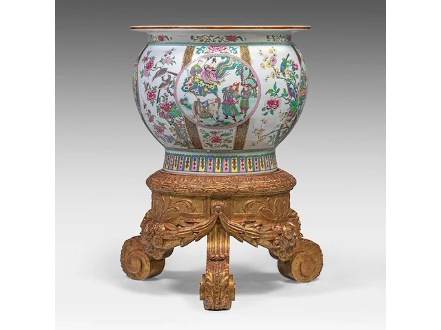 An impressive famille rose 'chinese romance of the western chamber' cachepot, 19thc, fitted on a matching base, total h 89,5 cm - afbeelding 1 van  7