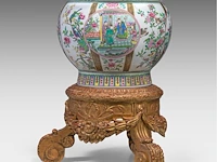 An impressive famille rose 'chinese romance of the western chamber' cachepot, 19thc, fitted on a matching base, total h 89,5 cm - afbeelding 2 van  7