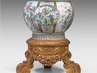 An impressive famille rose 'chinese romance of the western chamber' cachepot, 19thc, fitted on a matching base, total h 89,5 cm - afbeelding 3 van  7