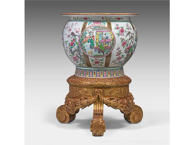 An impressive famille rose 'chinese romance of the western chamber' cachepot, 19thc, fitted on a matching base, total h 89,5 cm - afbeelding 4 van  7
