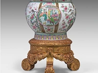 An impressive famille rose 'chinese romance of the western chamber' cachepot, 19thc, fitted on a matching base, total h 89,5 cm - afbeelding 4 van  7