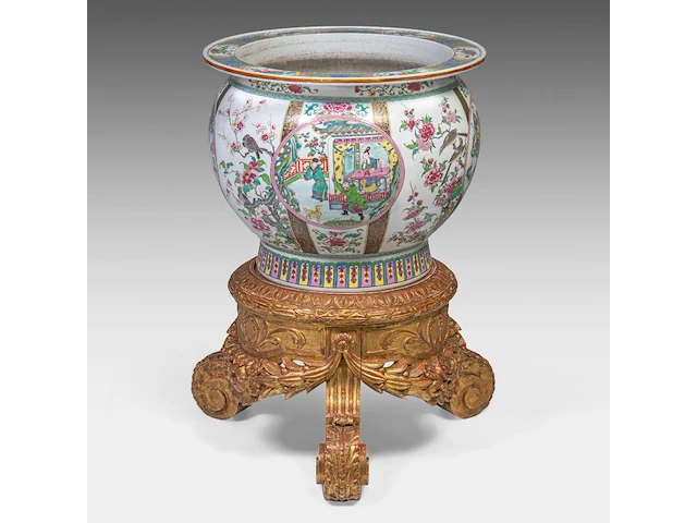An impressive famille rose 'chinese romance of the western chamber' cachepot, 19thc, fitted on a matching base, total h 89,5 cm - afbeelding 5 van  7