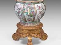 An impressive famille rose 'chinese romance of the western chamber' cachepot, 19thc, fitted on a matching base, total h 89,5 cm - afbeelding 5 van  7